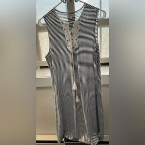 Women’s Max Studio sleeveless dress front detail size large